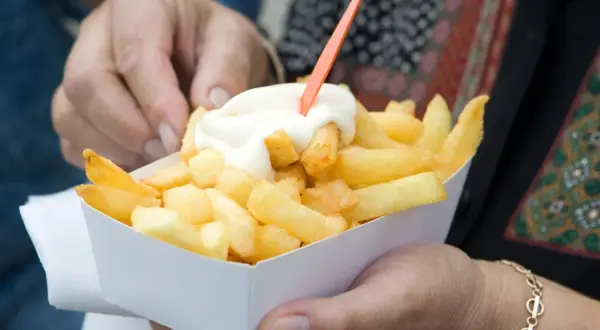 Gorące, chrupiące frytki z majonezem, które przypominają o tym, skąd pochodzą frytki – z Belgii!