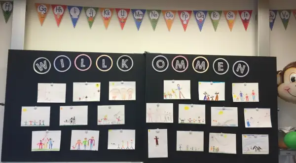 Willkommen zum Elternabend Grundschule! Kinderzeichnungen schmücken die Tafel.