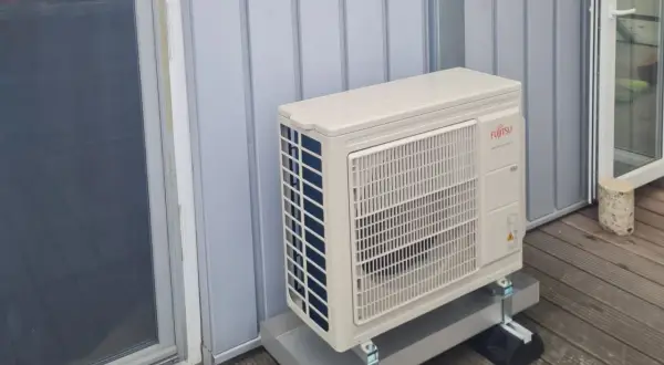 Fujitsu Außengerät auf einer Terrasse. Informieren Sie sich über die klimaanlage einbauen kosten.