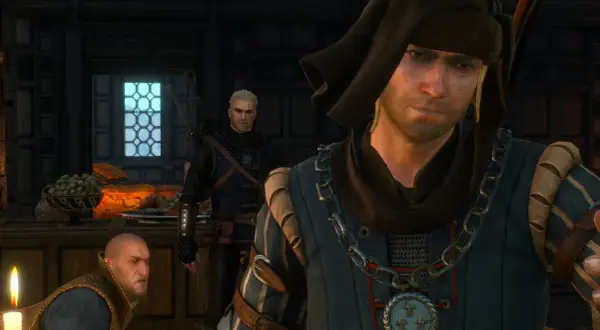 Geralt z Rivii w tle, podczas gdy dwaj mężczyźni w strojach z epoki omawiają spisek w Wiedźminie 3.