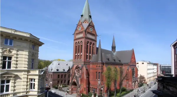Imponująca ceglana bazylika, serce parafii Pamięcin, góruje nad miejskim krajobrazem.