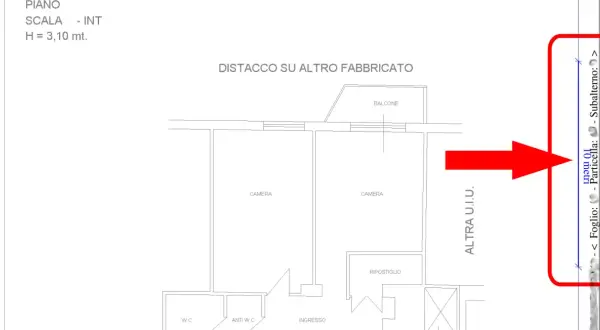 Pianta di un'unità immobiliare con camere, bagno, ripostiglio e balcone. Indicazioni su distacco e particella.