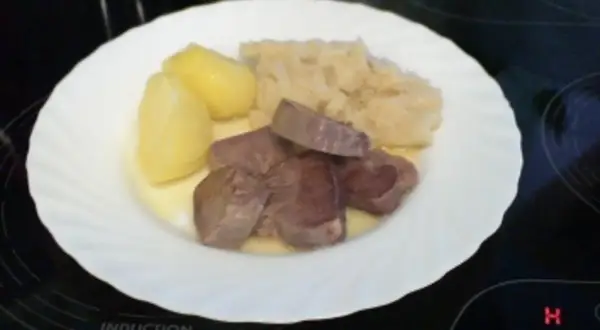 Sonntagsbraten mit Kartoffeln und Sauerkraut. So lecker, das ist, was ich am Sonntag koche!