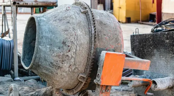Beton z gruszki czy betoniarka? Porównanie, które oszczędzi Twoje pieniądze.
