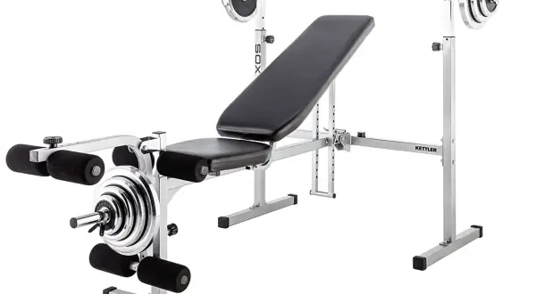 Hantelbank mit Langhantelablage und Beinbeuger-Zubehör für ein komplettes Workout zu Hause.