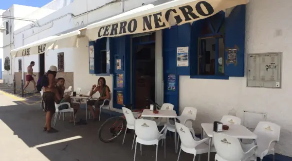 Gente disfrutando de un día soleado para tapear en las negras, en el bar "Cerro Negro".