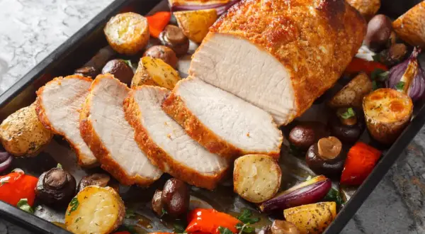 Pyszny schab po cygańsku pieczony z ziemniakami, pieczarkami, papryką i czerwoną cebulą na blasze.