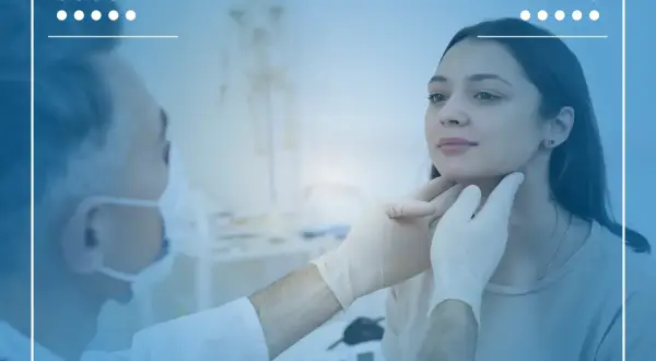 Lekarz bada szyję młodej pacjentki, zwracając uwagę na objawy mogące wskazywać na raka gardła w młodym wieku.