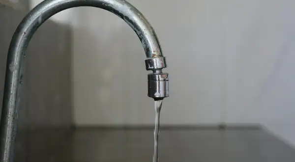 Słaby strumień wody z kranu. To objawy za mało wody w instalacji.
