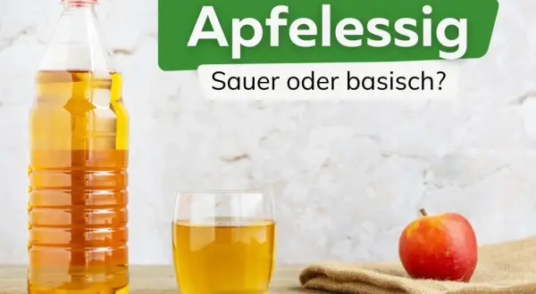 Apfelessig: sauer oder basisch? Eine Flasche und ein Glas mit goldgelbem Apfelessig stehen neben einem roten Apfel.