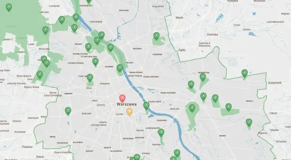 Mapa zielonych terenów i ścieżek rowerowych w okolicach Warszawy. Widać zaznaczone obszary zielone i punkty z ikonami rowerów.