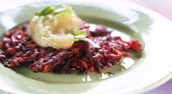 Rote Bete Reibekuchen mit Apfelmus, eine köstliche Idee für Rezepte mit fertigen Reibekuchenteig.