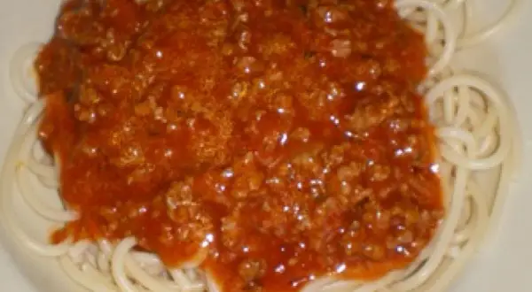Pyszne spaghetti z mięsem mielonym w sosie pomidorowym. Klasyczne danie, które zawsze smakuje wyśmienicie.