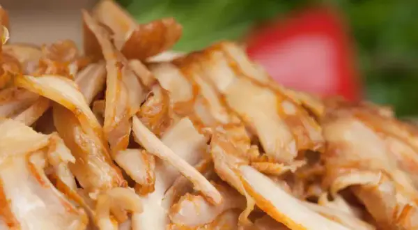 Soczyste mięso z rożna, idealne do kebaba. Gdzie kupić mbm kebab? Sprawdź w swojej okolicy!