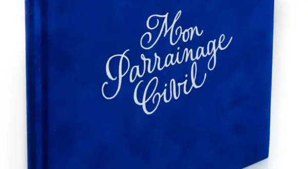Livre bleu avec l'inscription "Mon Parrainage Civil" en lettres blanches cursives.