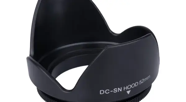 Czarna osłona przeciwsłoneczna na obiektyw z napisem "DC-SN HOOD 52mm".
