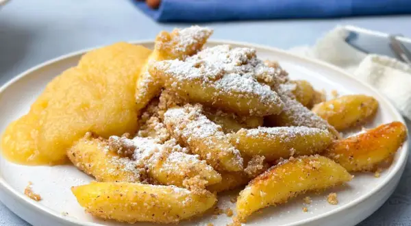 Schupfnudeln mit Apfelmus, bestäubt mit Puderzucker und Zimt. Ein Klassiker, der immer schmeckt!
