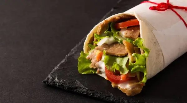 Kebab w tortilli: ile ma kalorii? Sprawdź i wybierz mądrze!