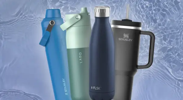 Vier stilvolle Trinkflaschen für Erwachsene, darunter Stanley und LARQ, vor einem Hintergrund mit Wasserwellen. Die beste Trinkflasche erwachsene für jeden Anlass.