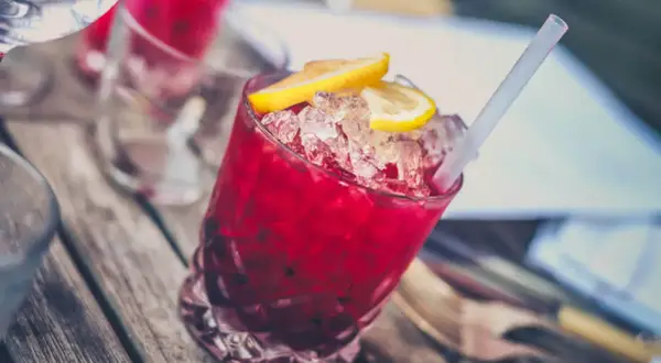Orzeźwiające drinki z grenadyną i Sprite, ozdobione plasterkami cytryny i lodem, czekają na stole.