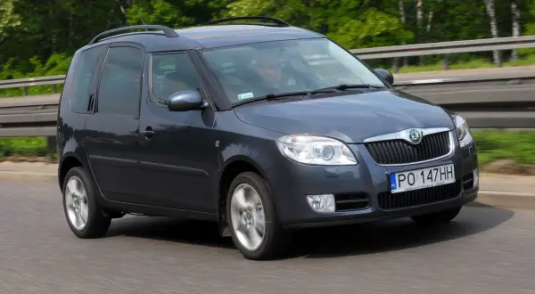 Szara Skoda Roomster w ruchu drogowym. Wiele osób szuka skoda roomster opinie, by podjąć decyzję o zakupie.