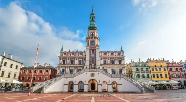 Ratusz i kolorowe kamieniczki na Rynku Wielkim to główne atrakcje, co można zwiedzić w Zamościu.