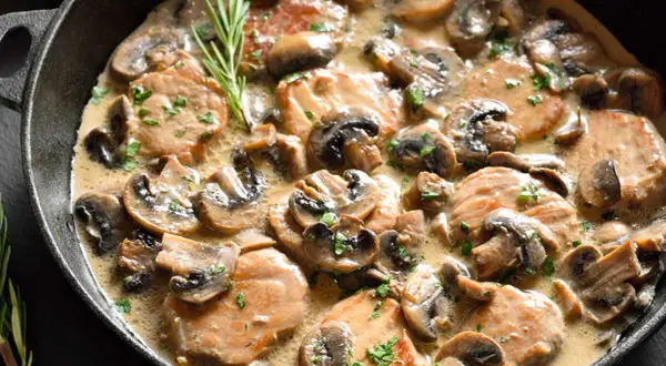 Un délicieux sauté de porc champignon, baignant dans une sauce crémeuse, garni de romarin frais.