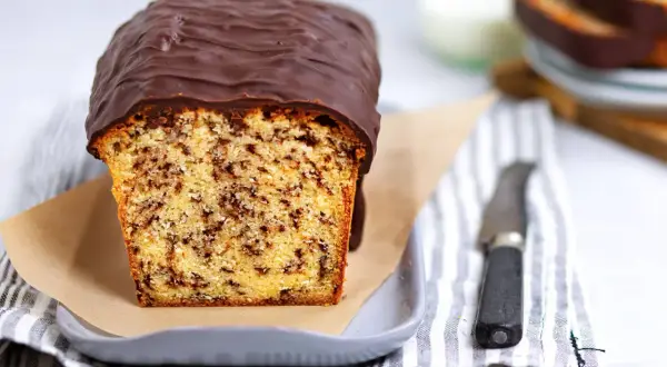 Ein saftiger Ameisenkuchen mit Schokoladenglasur, perfekt für das nächste Kaffeekränzchen. Dieses Ameisenkuchen Rezept ist ein Genuss!