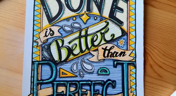 Detalle de **dibujos preciosos** con la frase "Done is better than perfect" en letras decoradas, con colores vibrantes y patrones.