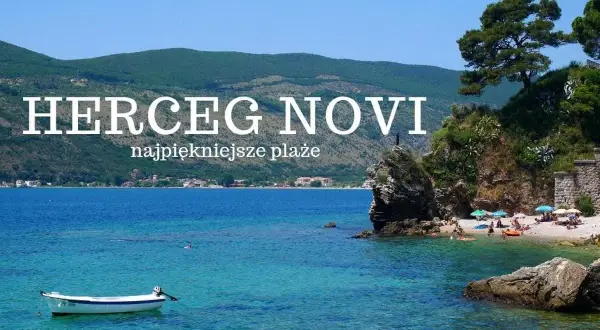 Herceg Novi, Czarnogóra: turkusowe morze, kamienista plaża z parasolami i łódka na wodzie. Idealne miejsce na wakacje.