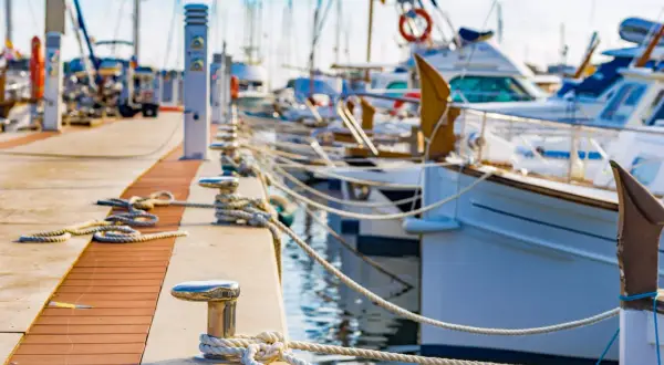 Moli con cime di barca a vela ormeggiate, pronte per la navigazione.