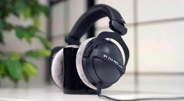 Nahaufnahme der beyerdynamic DT 770 PRO Kopfhörer mit weichen Ohrpolstern, bereit für ein immersives Klangerlebnis.