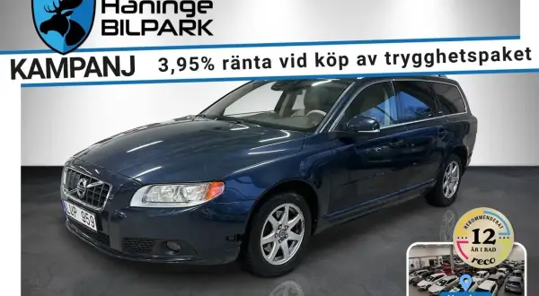 Mörkblå Volvo V70 med en kampanjtext om ränta. Bilen har en pålitlig volvo d3 motor.