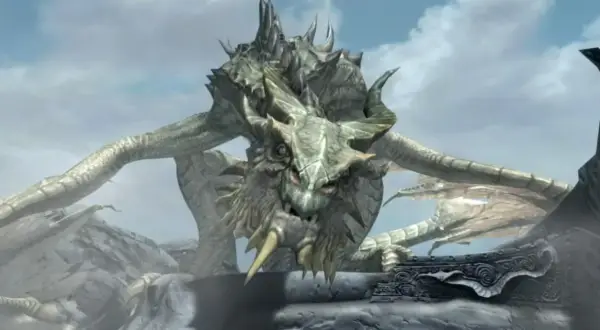 Smok z gry Skyrim, z bliska, na tle nieba.