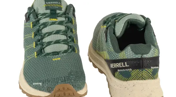 Zielone buty Merrell Fly Strike z żółtymi akcentami, idealne na szlaki.