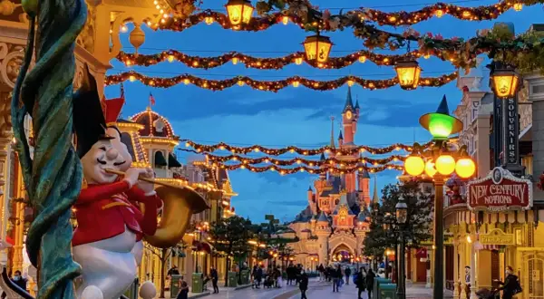 La calle principal de Disneyland Paris se ilumina con guirnaldas y faroles, anunciando que cuando empieza Halloween en Disneyland Paris, la magia se desborda.