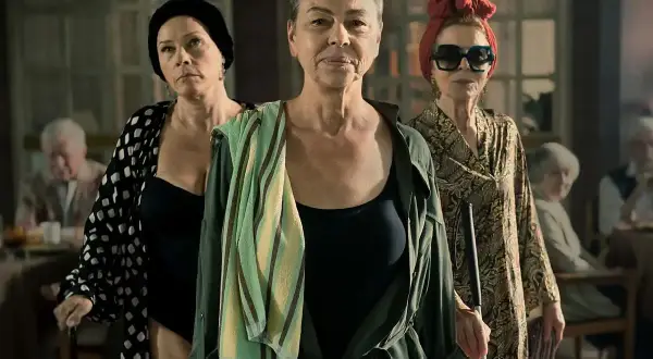 Trzy kobiety w różnym wieku, w tym jedna z laską, wyglądają na gotowe do akcji. Czy to co nowego na Netflix?