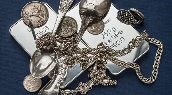 Jak skutecznie czyścić srebrną biżuterię? Porady eksperta