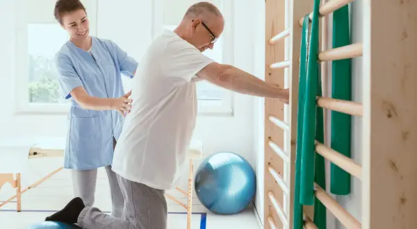 Rehabilitacja po endoprotezie biodra: Przewodnik krok po kroku