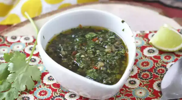 En skål med färsk chimichurri, perfekt för grillat kött. Detta recept är enkelt att följa.