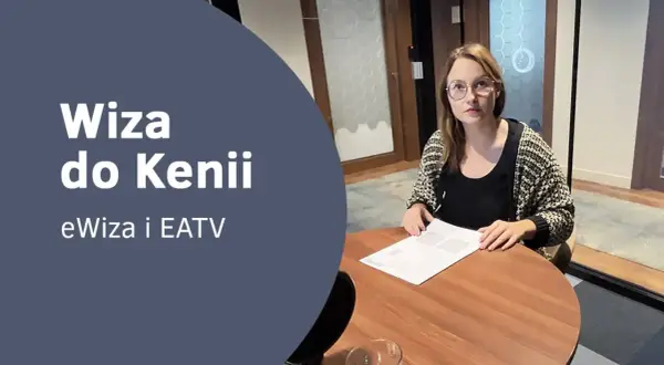Kobieta przy stole z dokumentami, omawia wiza do Kenii. eWiza i EATV.