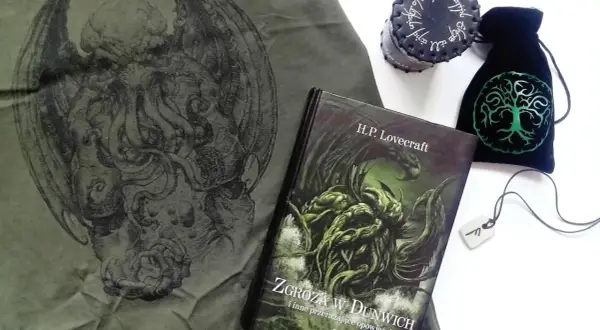 Zgroza w Dunwich H.P. Lovecrafta, mroczny motyw na koszulce, sakiewka z drzewem życia i runiczny amulet.