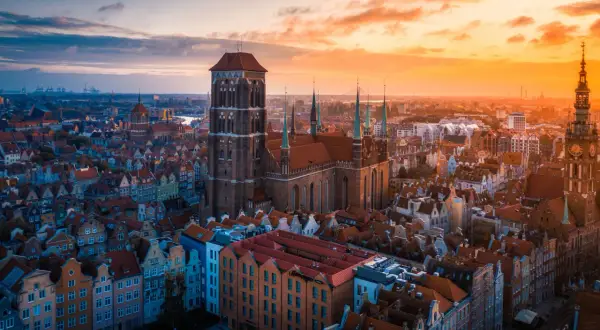 Zachód słońca nad Gdańskiem. Sprawdź pogodę Gdańsk 10 dni, by zaplanować spacer po urokliwym Starym Mieście.