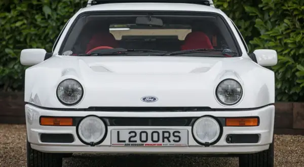 Vit Ford RS200 med röda säten, redo för rally.