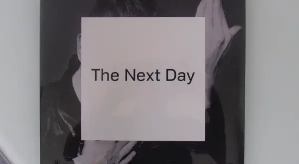 Okładka albumu Davida Bowiego "The Next Day".