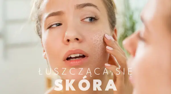 Kobieta z lekką łuszczycą na policzku dotyka swojej suchej, łuszczącej się skóry, patrząc w lustro.