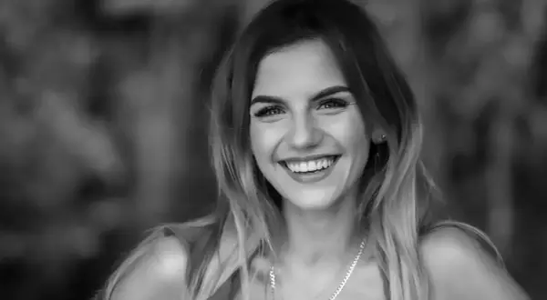 Uśmiechnięta Sonia, jakby właśnie wróciła z rajskich wakacji w Hotelu Paradise.
