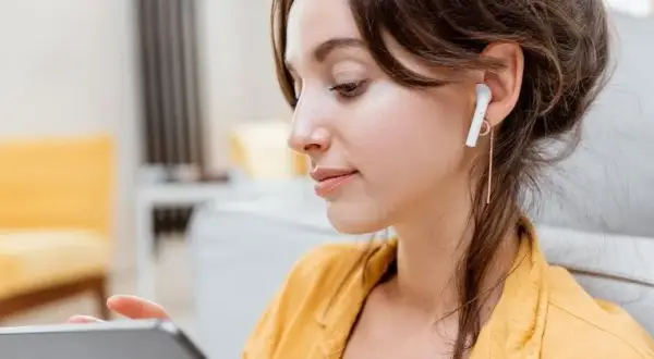 Jak włączyć AirPods bez etui? Odkryj, dlaczego to niemożliwe