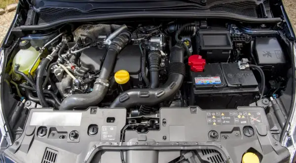 Silnik 1.2 tce z turbosprężarką, akumulatorem i przewodami.