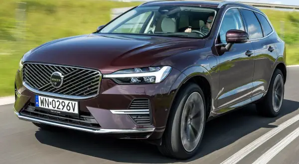 Elegancki, bordowy Volvo XC60 w ruchu. Sprawdź aktualną volvo xc60 cena i wybierz swój wymarzony SUV.
